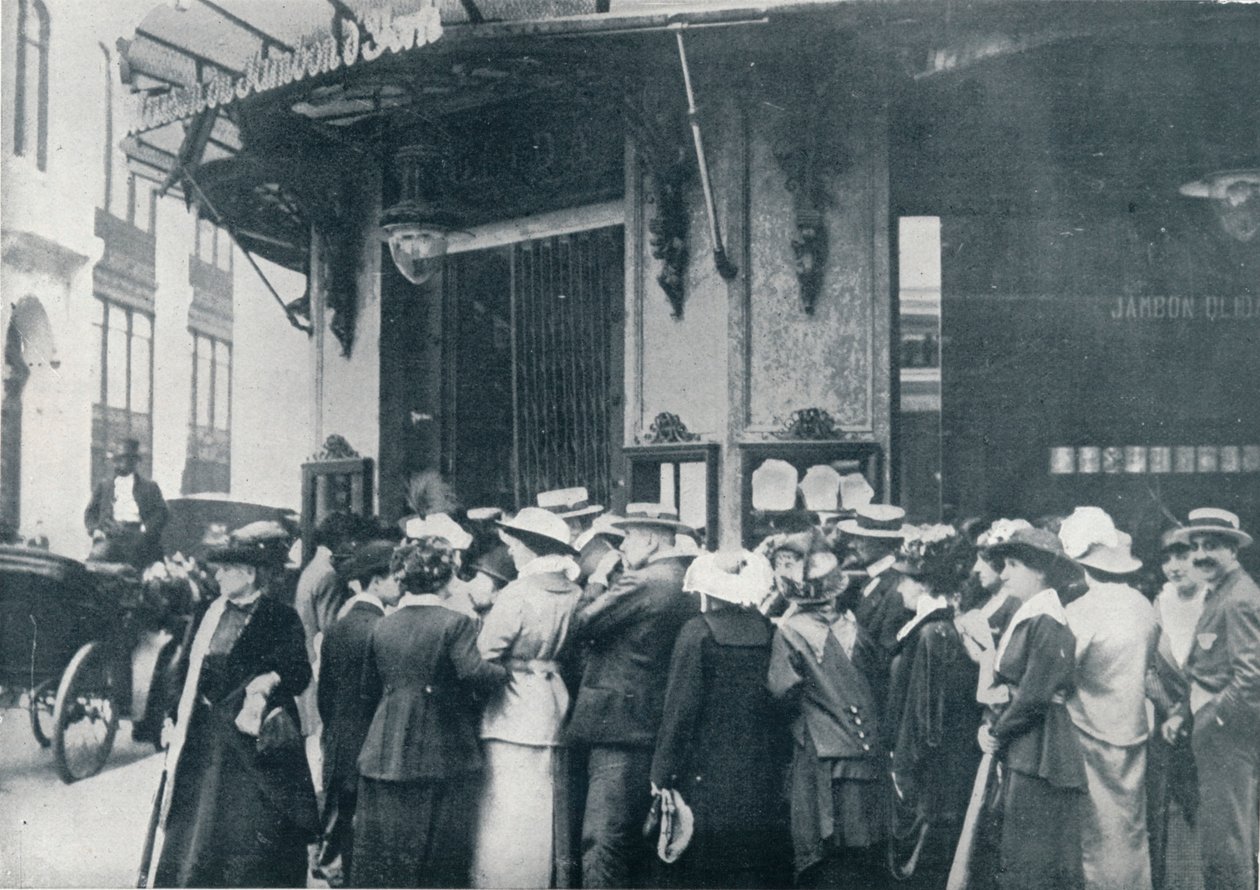 خارج أحد متاجر توفير باريس ، عندما كان يخشى حصار المدينة ، c1914 بواسطة غير معروف