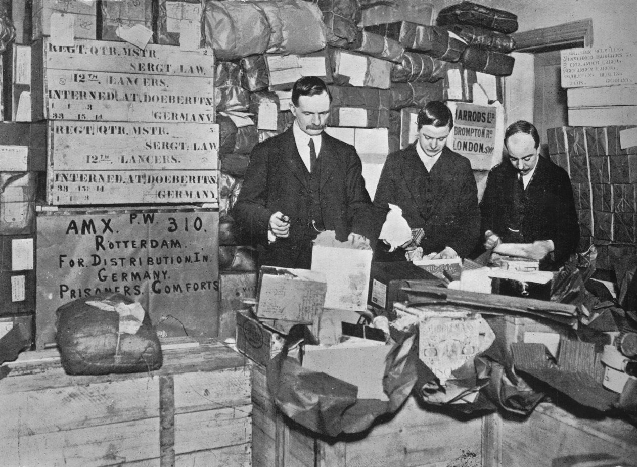 تغليف هدايا لإرسالها للسجناء البريطانيين في ألمانيا عام 1915 بواسطة غير معروف