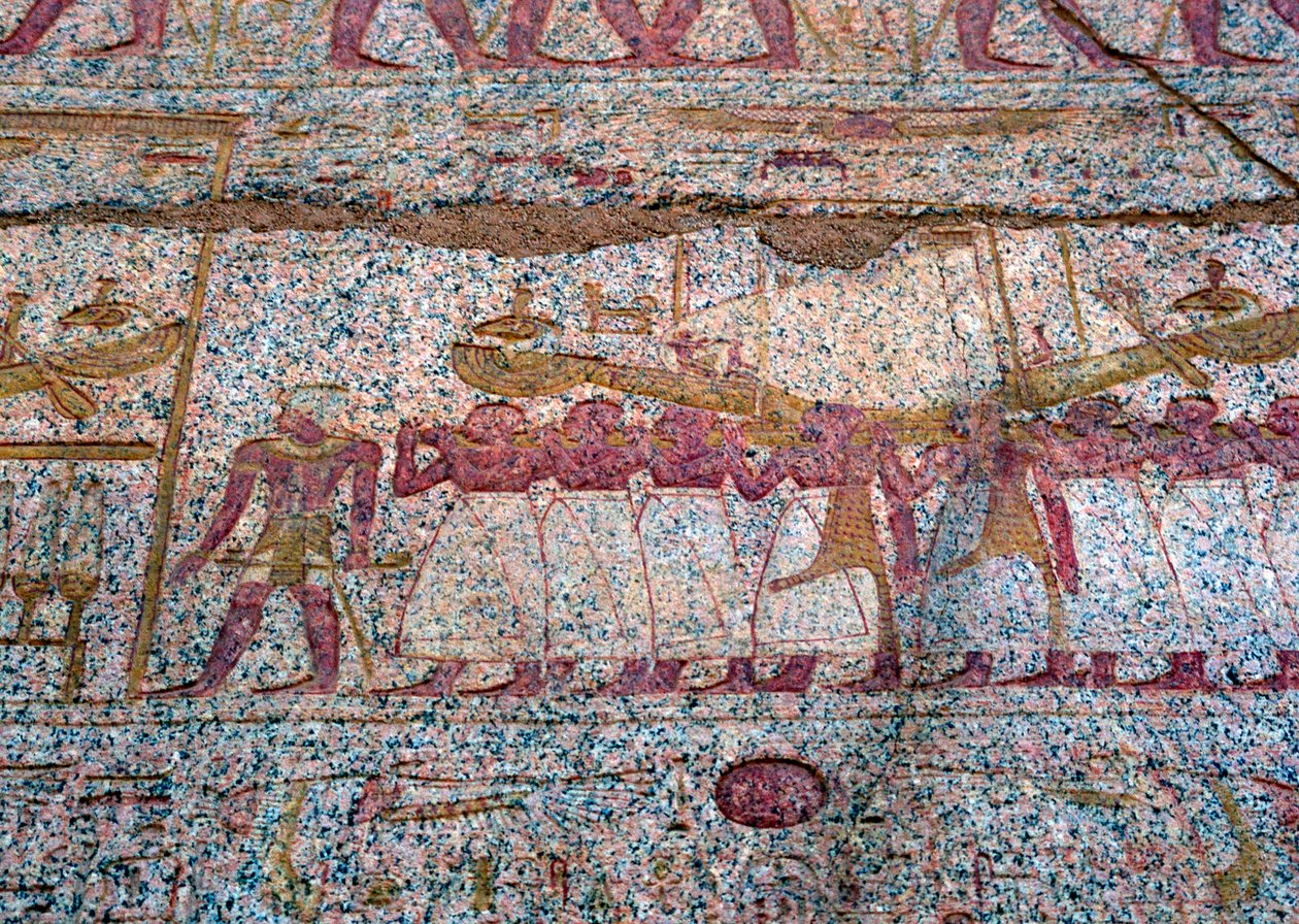 رسم منقوش يُظهر زورق را المركب في موكب مصري قديم بواسطة غير معروف