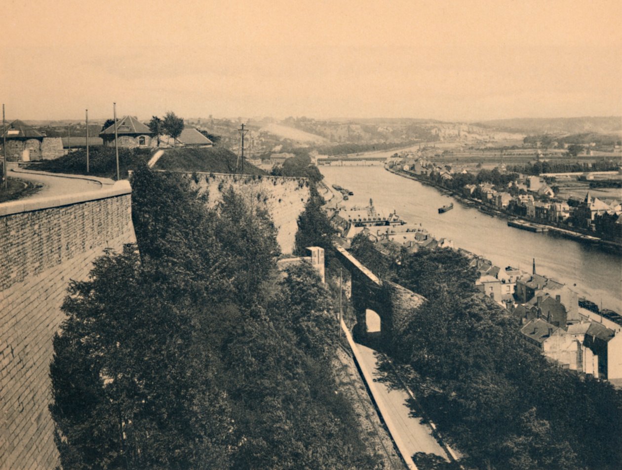 صورة بانورامية للميوز من طريق ميرفيليوز ، c1900 بواسطة غير معروف