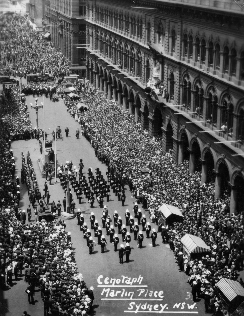 موكب في Cenotaph ، Martin Place ، Sydney ، New South Wales ، 1945 or 1946 بواسطة غير معروف