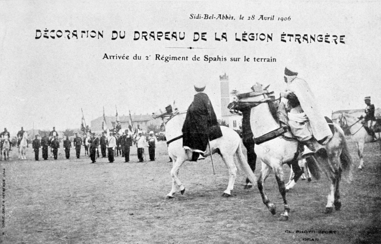 استعراض علم الفيلق الأجنبي الفرنسي ، سيدي بلعباس ، الجزائر ، 28 أبريل 1906 بواسطة غير معروف