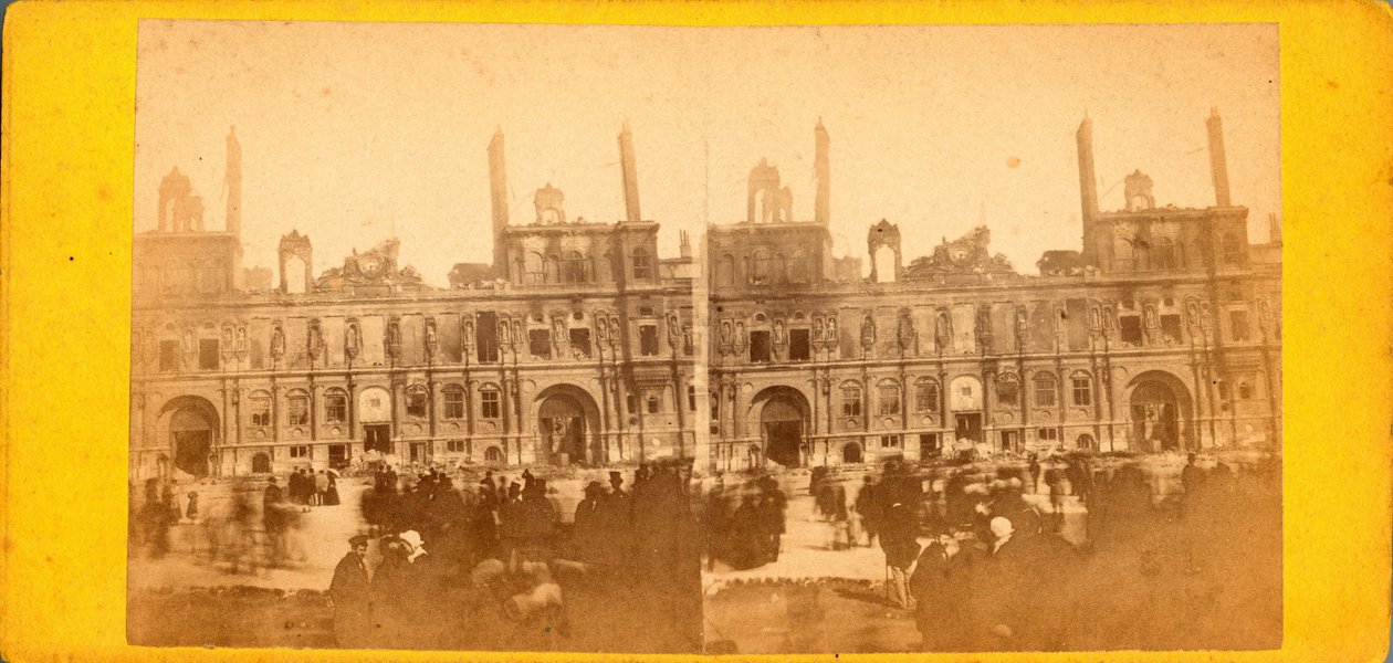 كومونة باريس (1871): منظر لفندق دي فيل بعد حريق مايو 1871. تصوير مجهول. طباعة على كرتون خافت. 17x8 سم بواسطة غير معروف