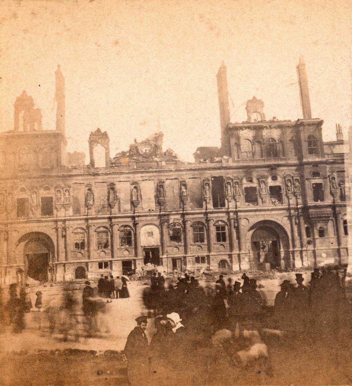 كومونة باريس (1871): منظر لفندق دي فيل بعد حريق مايو 1871. تصوير مجهول. طباعة على كرتون خافت. 8.5x8 سم بواسطة غير معروف