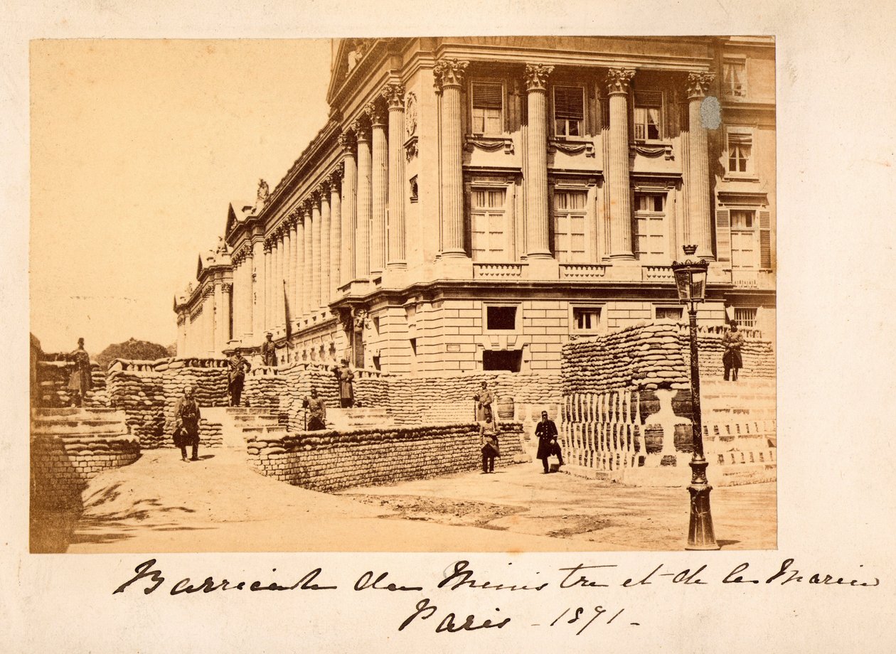 Paris Commune (1871): view of the barricade of Place de la Concorde in front of the Ministry of Marine (Hotel de la Marine or also Hotel du Garde Meuble) in Paris. Anonymous photography. Print on cardboard Dim. 22x14 cm بواسطة غير معروف