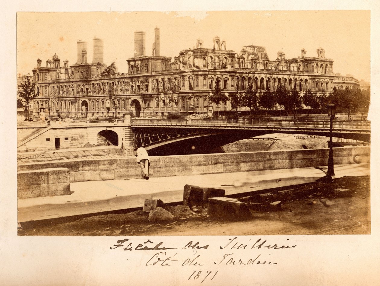 كومونة باريس (1871): منظر لجسر أركول وفندق دي فيل بعد حريق مايو 1871. تصوير مجهول. اطبع على الورق المقوى بواسطة غير معروف