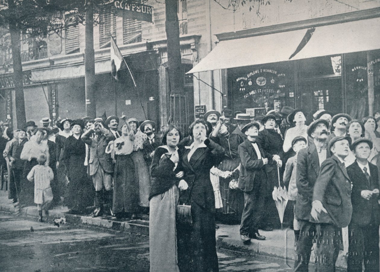 حشد باريس يراقب إحدى الطائرات الألمانية التي تحلق فوق المدينة ، عام 1914 بواسطة غير معروف