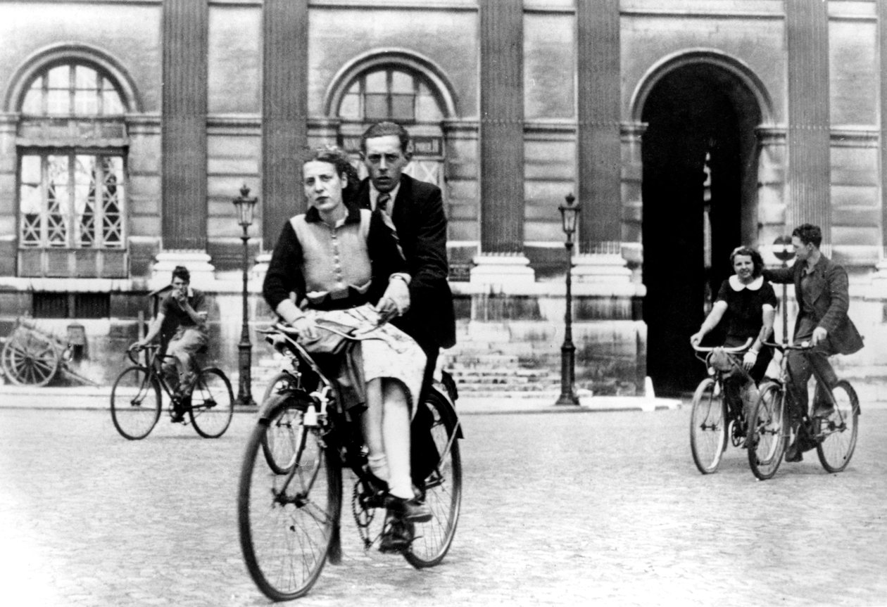 الباريسيون يسافرون بالدراجة ، باريس المحتلة من ألمانيا ، يوليو 1940 بواسطة غير معروف