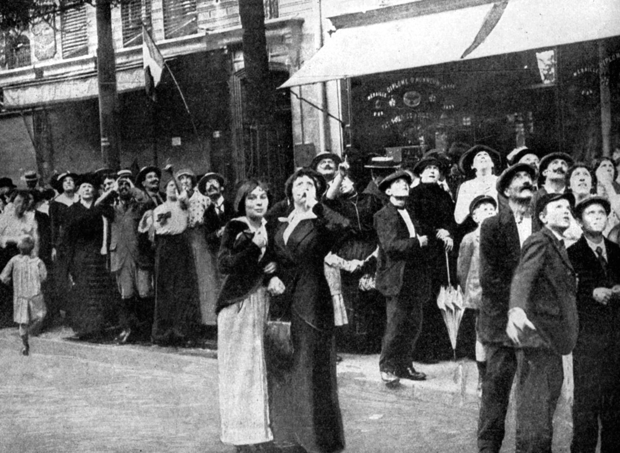 الباريسيون يشاهدون طائرة ألمانية ، الحرب العالمية الأولى ، 1914 بواسطة غير معروف