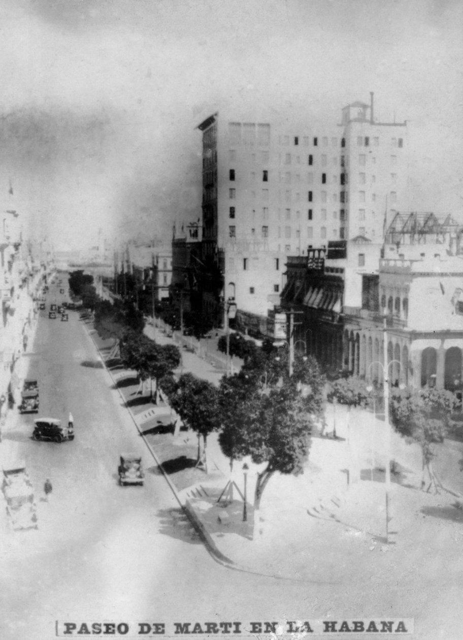 مارتي يمشي في هافانا ، 1920s بواسطة غير معروف