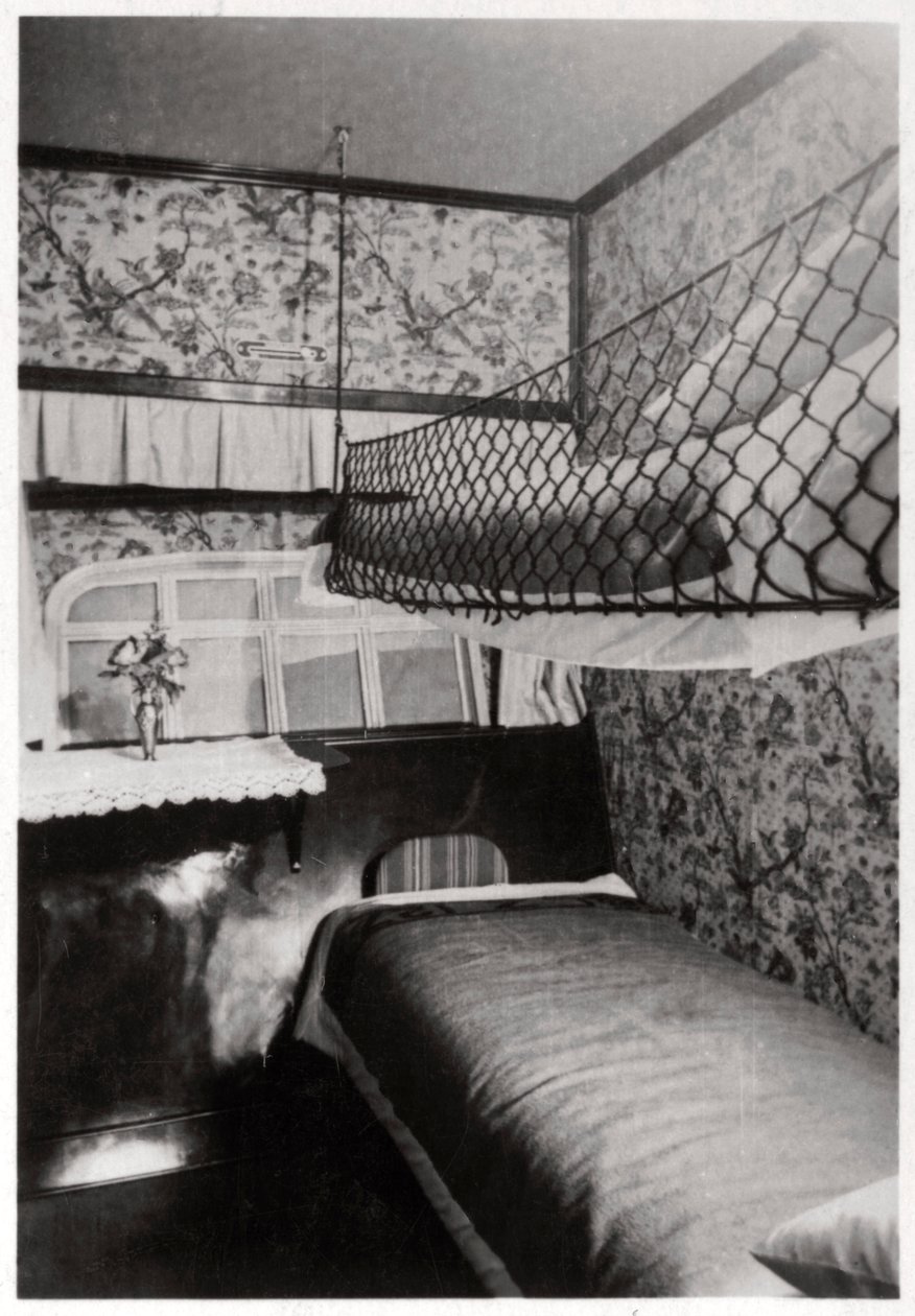 مقصورة الركاب في الليل ، LZ 127 Graf Zeppelin ، 1933 بواسطة غير معروف