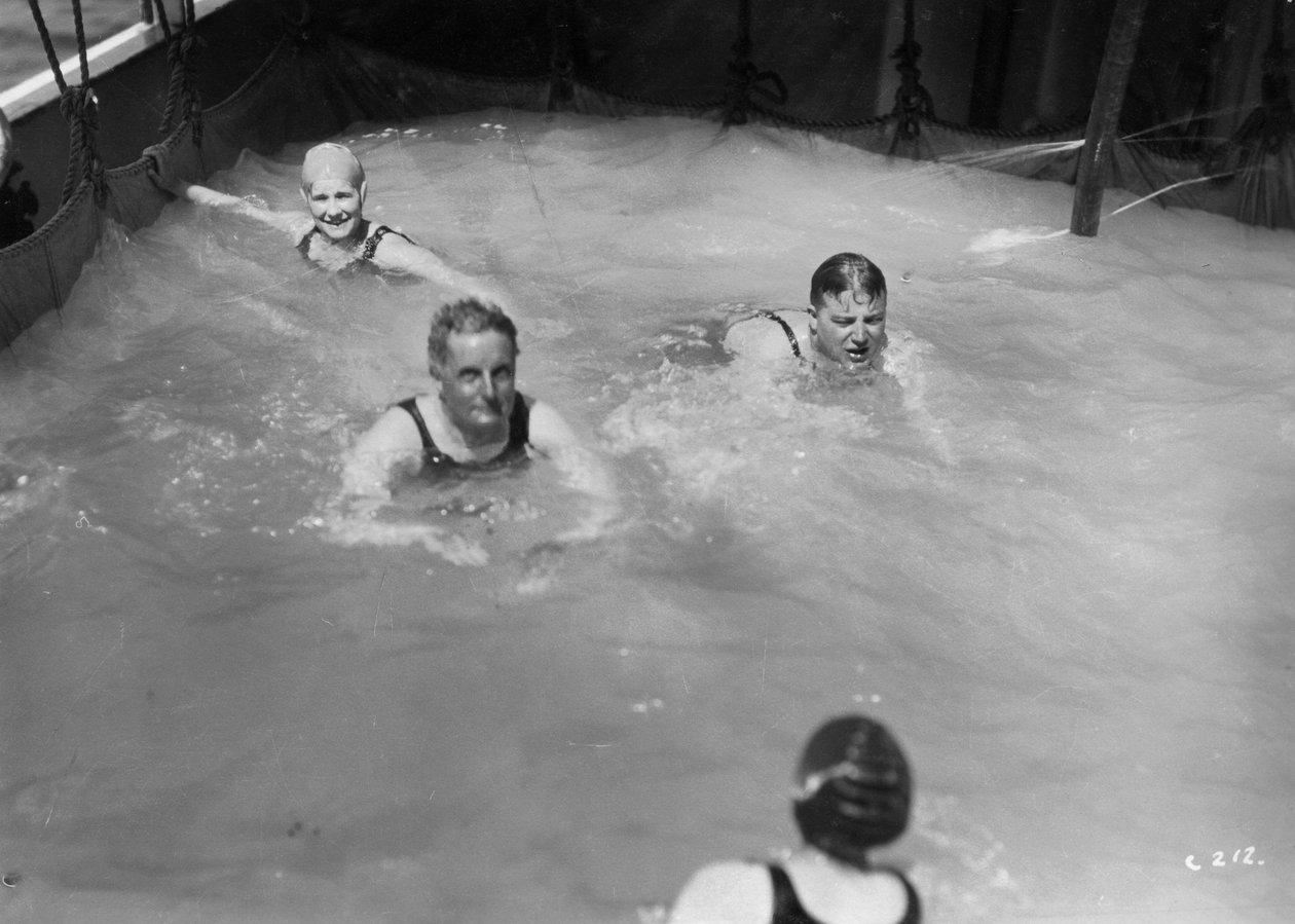 الركاب في حوض السباحة على متن سفينة سياحية ، c1920s-c1930s بواسطة غير معروف