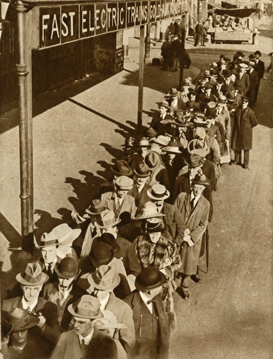 ركاب ينتظرون في محطة طريق جولد هوك في لندن أثناء إضراب السكك الحديدية ، 1919 ، 1935. بواسطة غير معروف