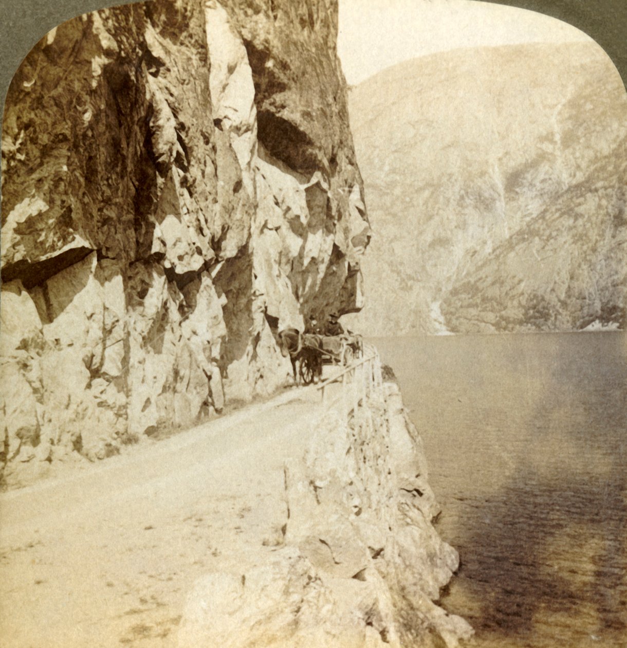 انطلق المسار من المنحدرات الشاهقة في طريق حول بحيرة Oifjords ، النرويج ، 1905. بواسطة غير معروف