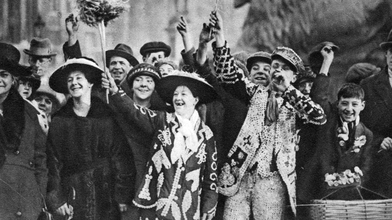 لؤلؤي ملك وملكة في حالة معنوية عالية ، لندن ، 1926-1927 بواسطة غير معروف