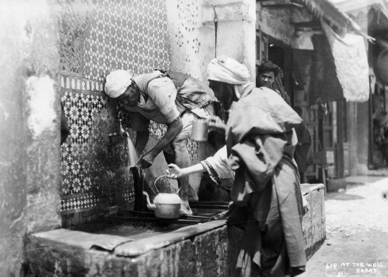 أشخاص يجمعون المياه من بئر ، الرباط ، المغرب ، c1920s-c1930s بواسطة غير معروف