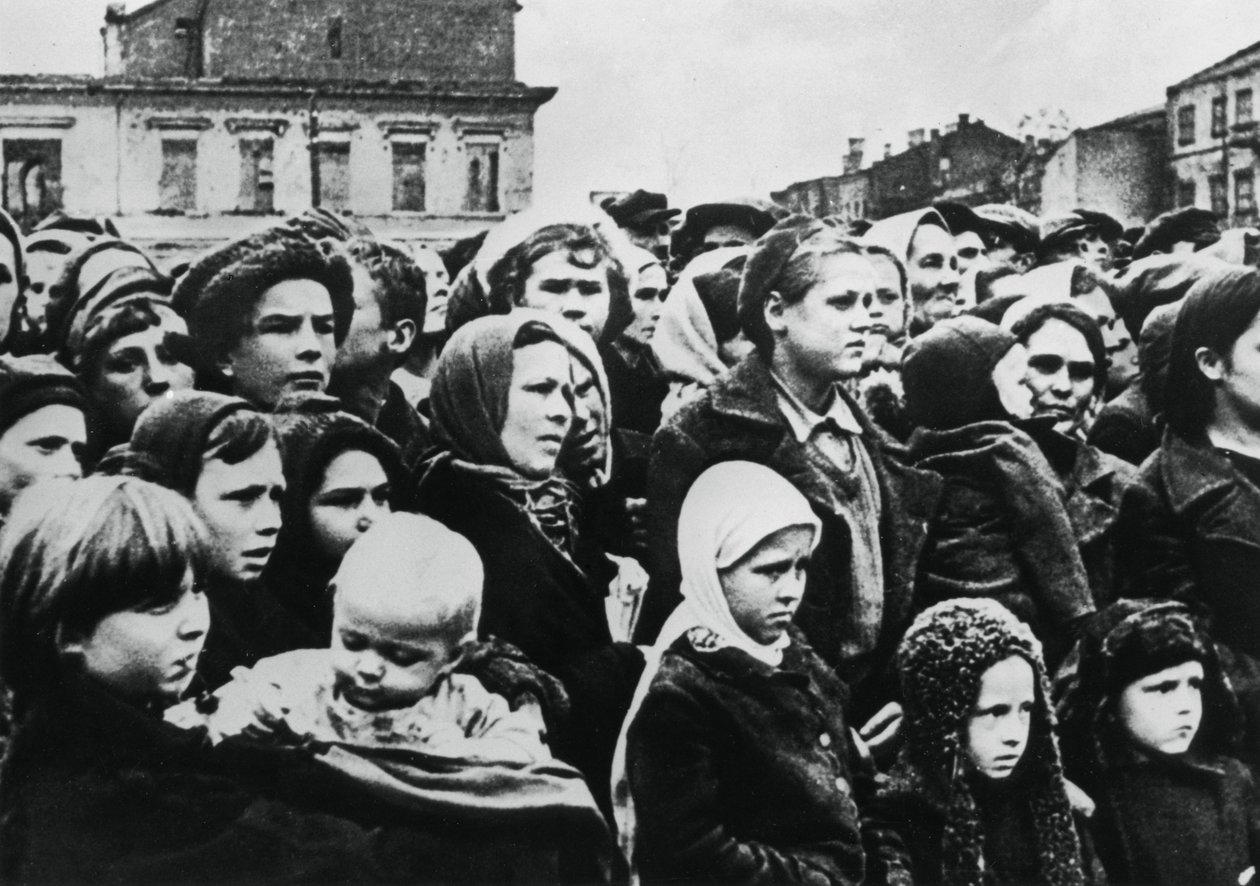 سكان مدينة سمولينسك الروسية بعد تحريرها من قبل الجيش الأحمر ، 1943 بواسطة غير معروف