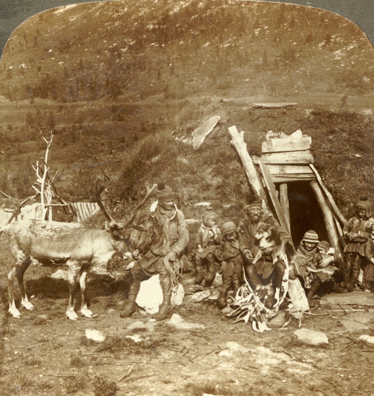 أناس من المنزل والأسرة المتجمدة في شمال لاب ، بالقرب من ترومسو ، النرويج ، c1905. بواسطة غير معروف