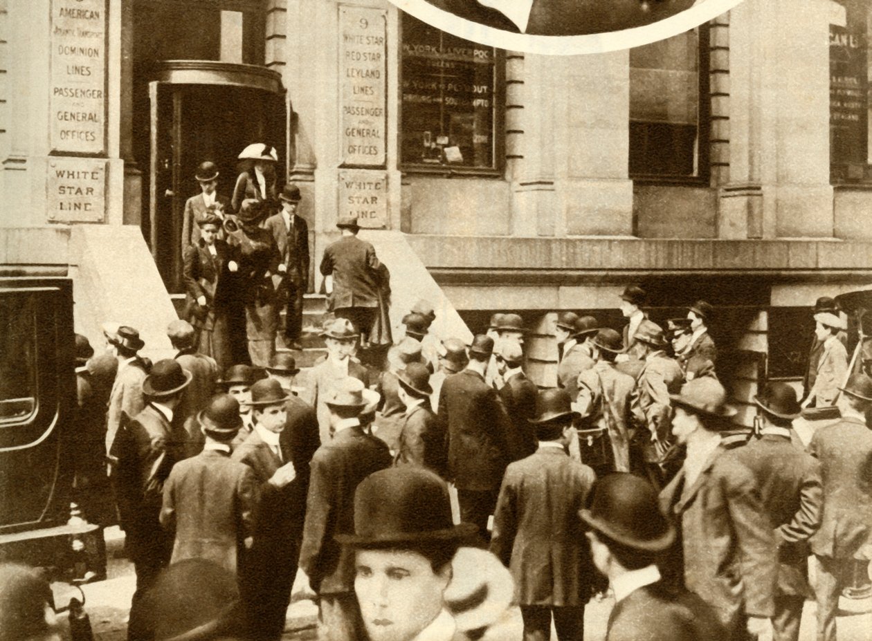 الناس ينتظرون أخبار تيتانيك ... مدينة نيويورك ، الولايات المتحدة الأمريكية ، أبريل 1912 ، 1935. بواسطة غير معروف