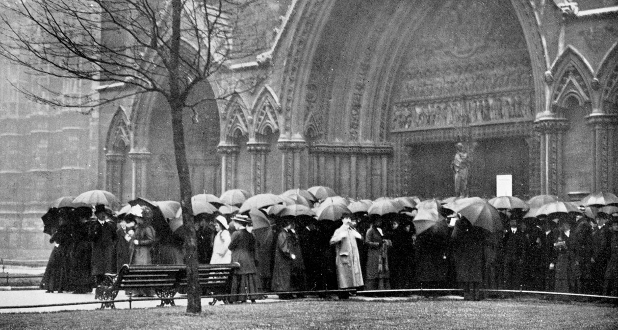 أشخاص ينتظرون تحت المطر من أجل حضور خدمة في دير وستمنستر ، لندن ، 1910 بواسطة غير معروف