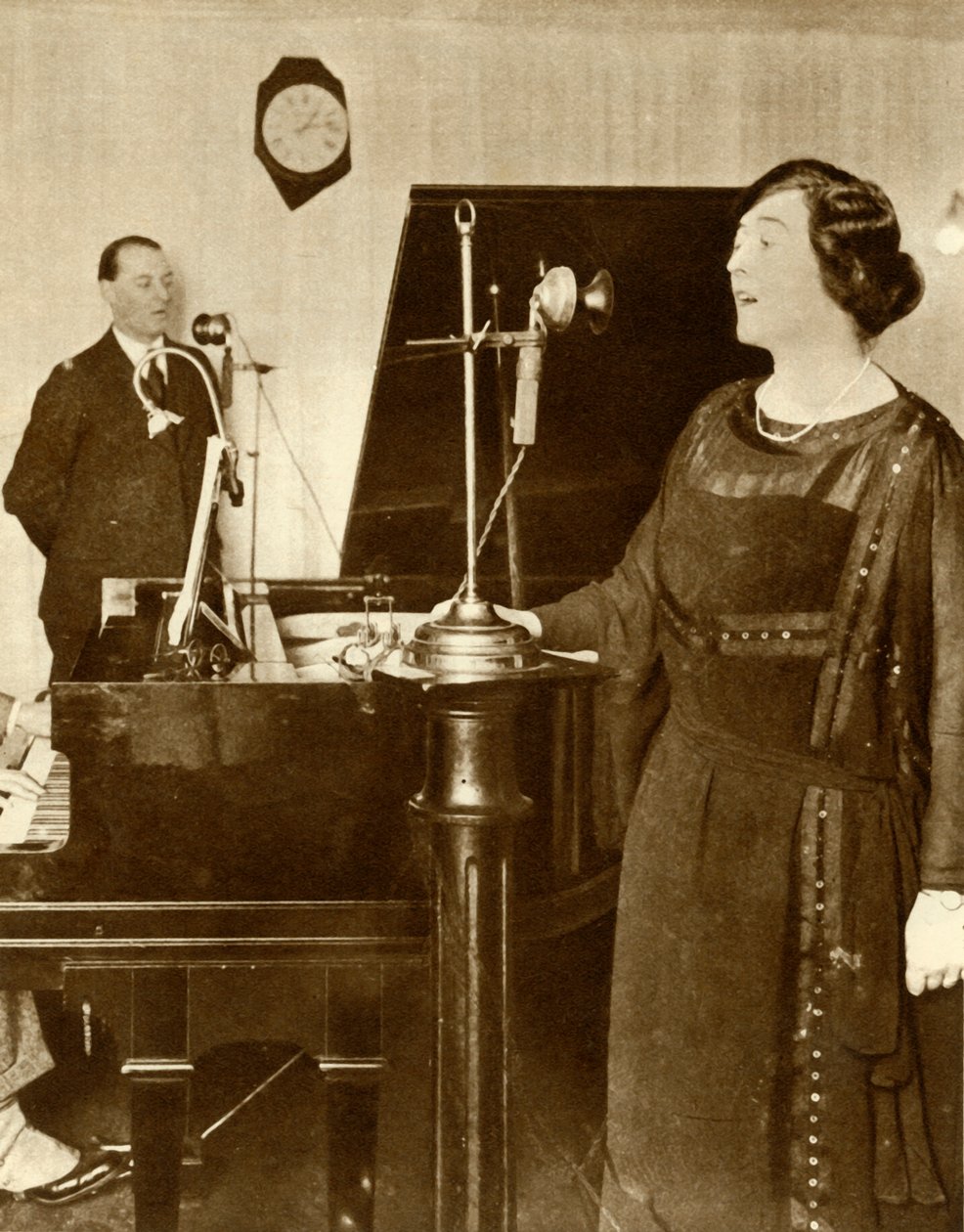 فنانين يغنون دويتو في أحد استوديوهات 2LO ، سافوي هيل ، لندن ، 1923 ، 1935. بواسطة غير معروف
