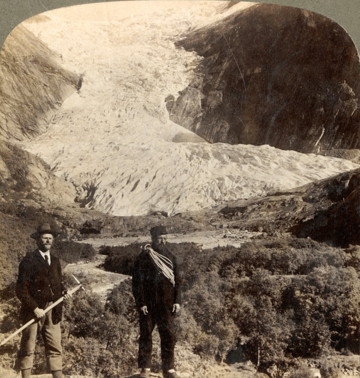 الخطر Brigsdal الجليدي ، واحدة من أعظم في النرويج ، c1905. بواسطة غير معروف