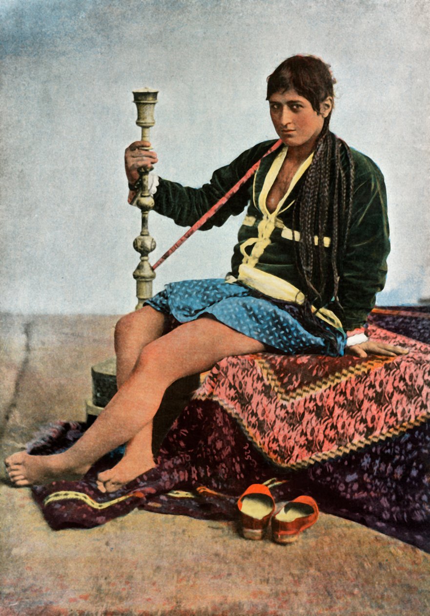 بيرسان فيومانت لي كالجان ، امرأة فارسية تدخن في كالغان ، 1900. بواسطة غير معروف