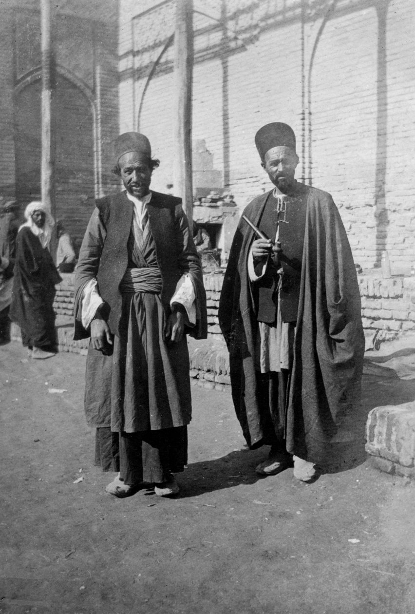 الحجاج الفارسيون خارج مسجد الكاظمين ، العراق ، 1917-1919 بواسطة غير معروف