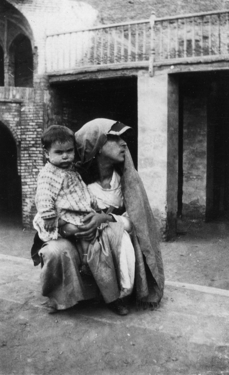 امرأة وطفل فارسي ، 1917-1919 بواسطة غير معروف