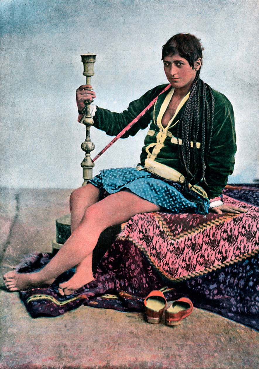 امرأة فارسية تدخن في كالجان ، c1890 بواسطة غير معروف