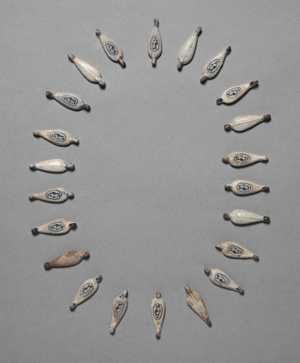 حبات على شكل بتلة ، ج. 1391-1353 ق. بواسطة غير معروف