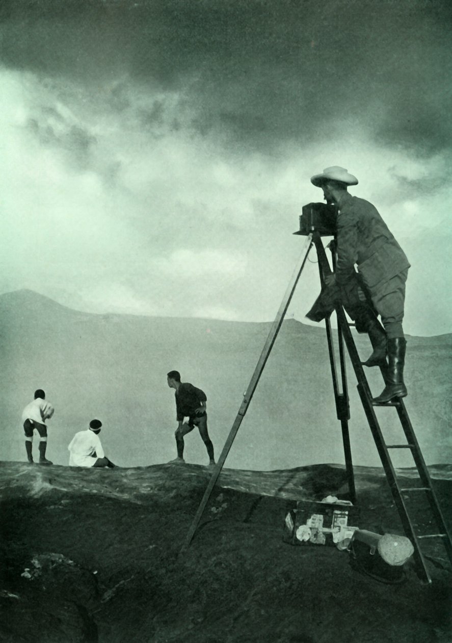 التصوير الفوتوغرافي في Craters Lip ، Aso-San ، 1910. بواسطة غير معروف