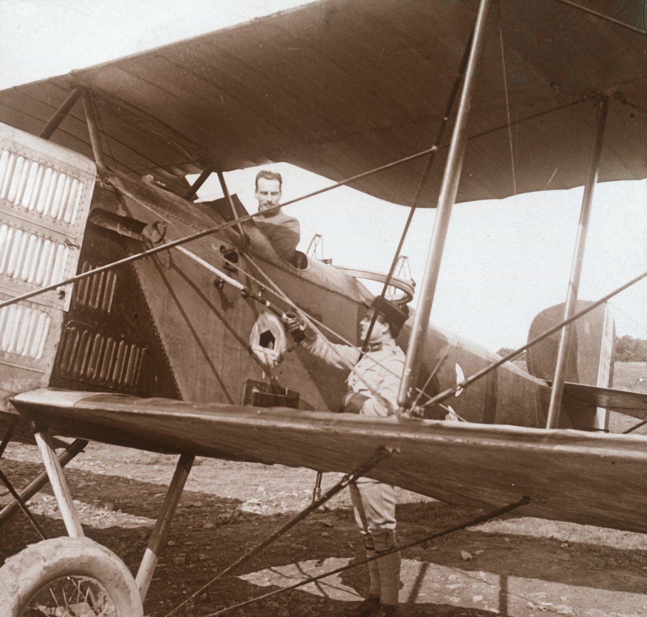 طيار في الطائرة ذات السطحين ، c1914-c1918 بواسطة غير معروف