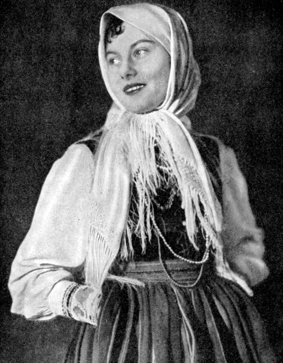 امرأة بولندية في الزي التقليدي ، 1936 بواسطة غير معروف