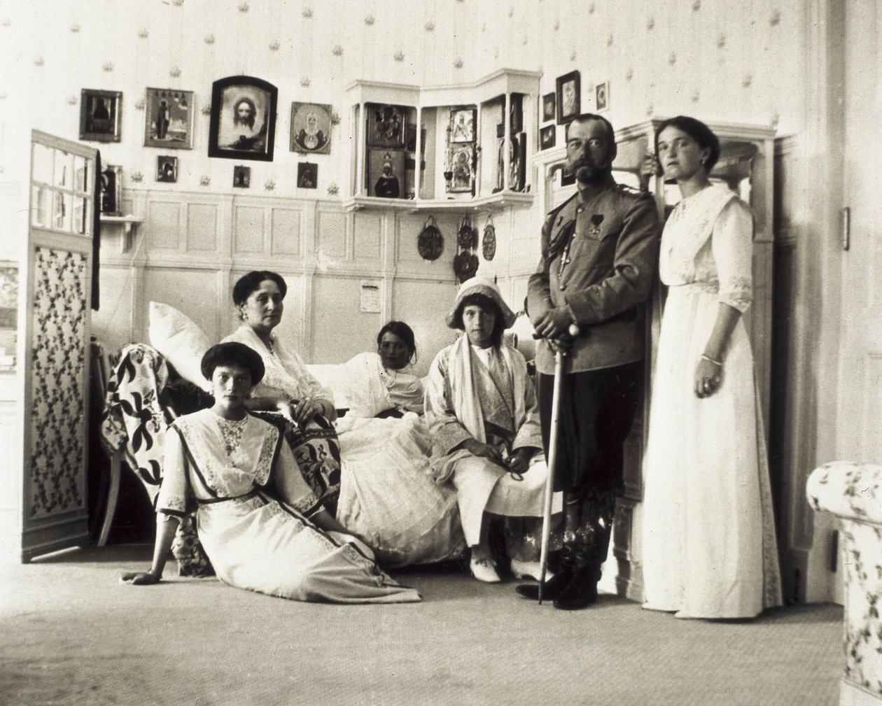 صورة للقيصر نيكولاس الثاني (1868-1918) مع عائلته ، من اليسار إلى اليمين تاتيانا ، الكسندرا (زوجته) ، أناستازيا ، ماريا ، وأولغا ، ج. 1910 (صورة ب / ث) بواسطة غير معروف
