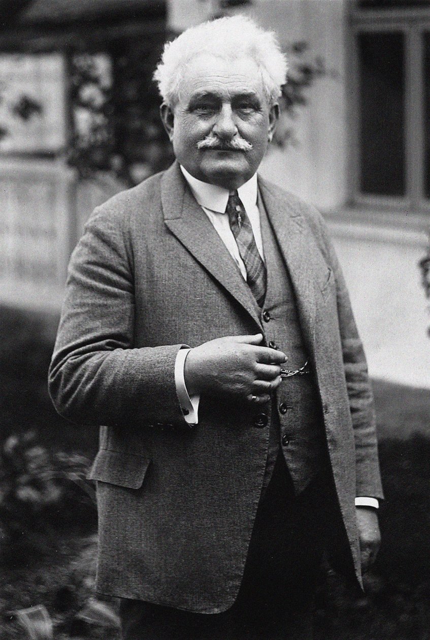 صورة للمؤلف الموسيقي ليوس جاناك 1854-1928. بواسطة غير معروف