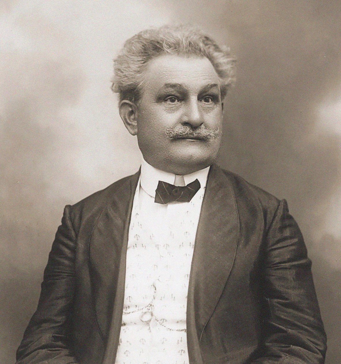 صورة للمؤلف الموسيقي ليوس جاناك 1854-1928. بواسطة غير معروف