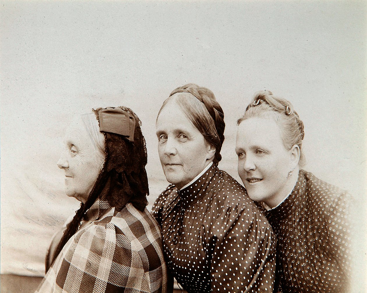 صورة لثلاث سيدات ، روسيا ، 1890 بواسطة غير معروف