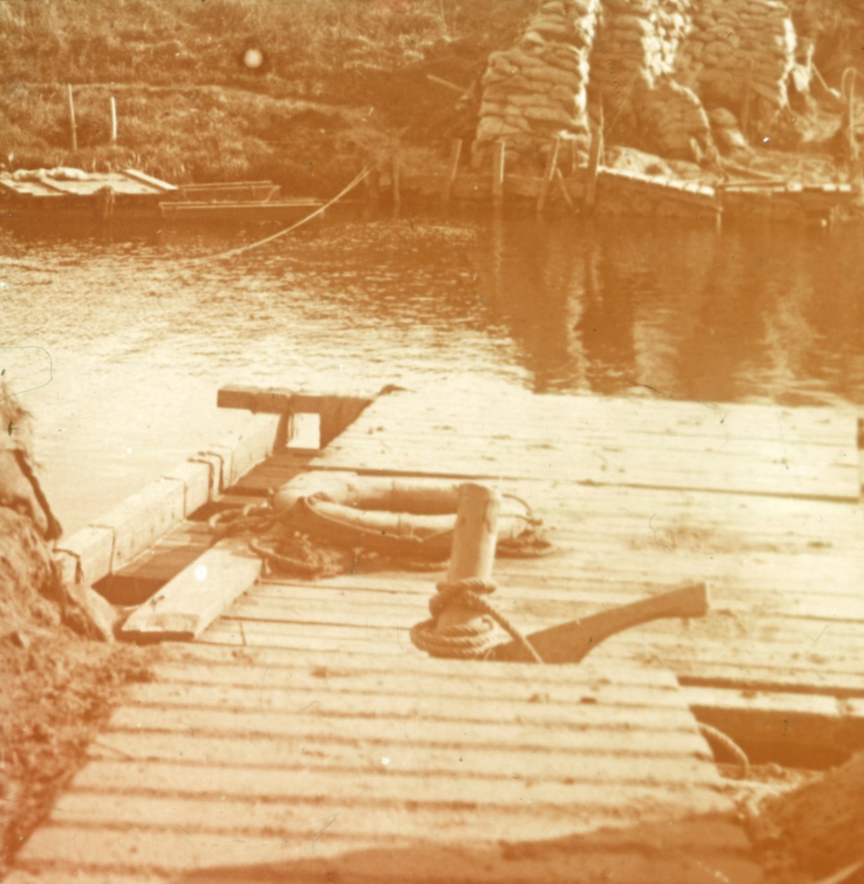 موقع على ضفة النهر ، Diksmuide ، بلجيكا c1914-c1918 بواسطة غير معروف
