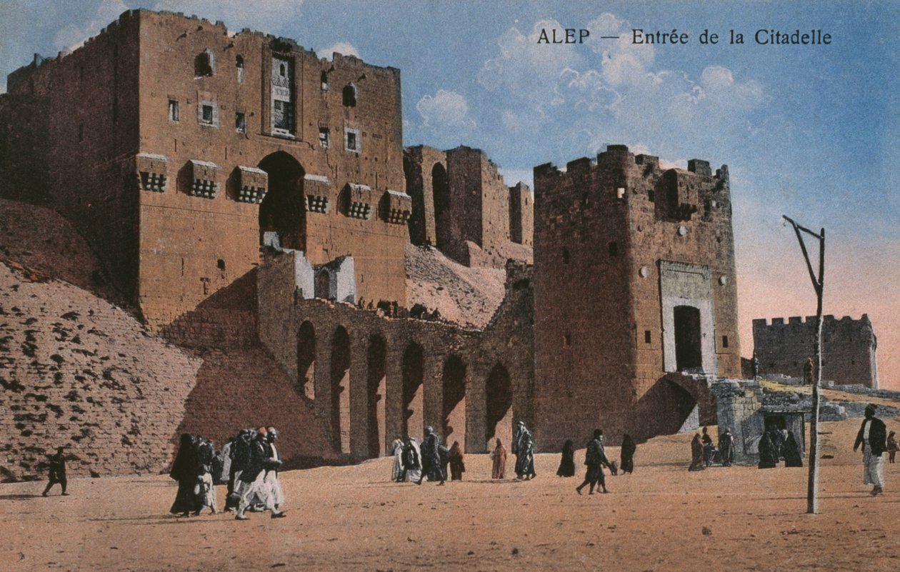 بطاقة بريدية تصور مدخل القلعة في حلب حوالي عام 1920 (صورة ضوئية ملونة) بواسطة غير معروف
