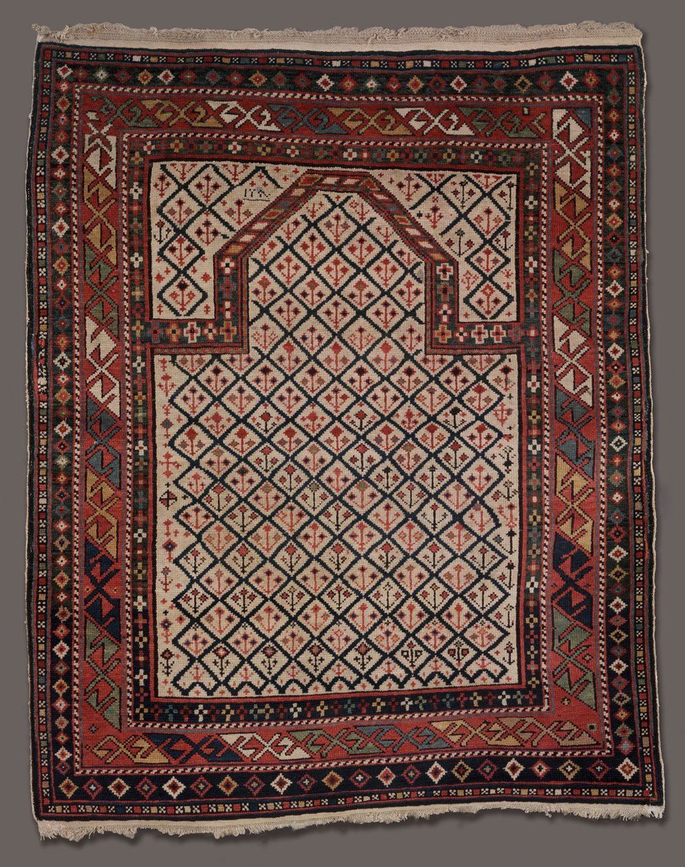 سجادة الصلاة ، ج. 1800s. بواسطة غير معروف