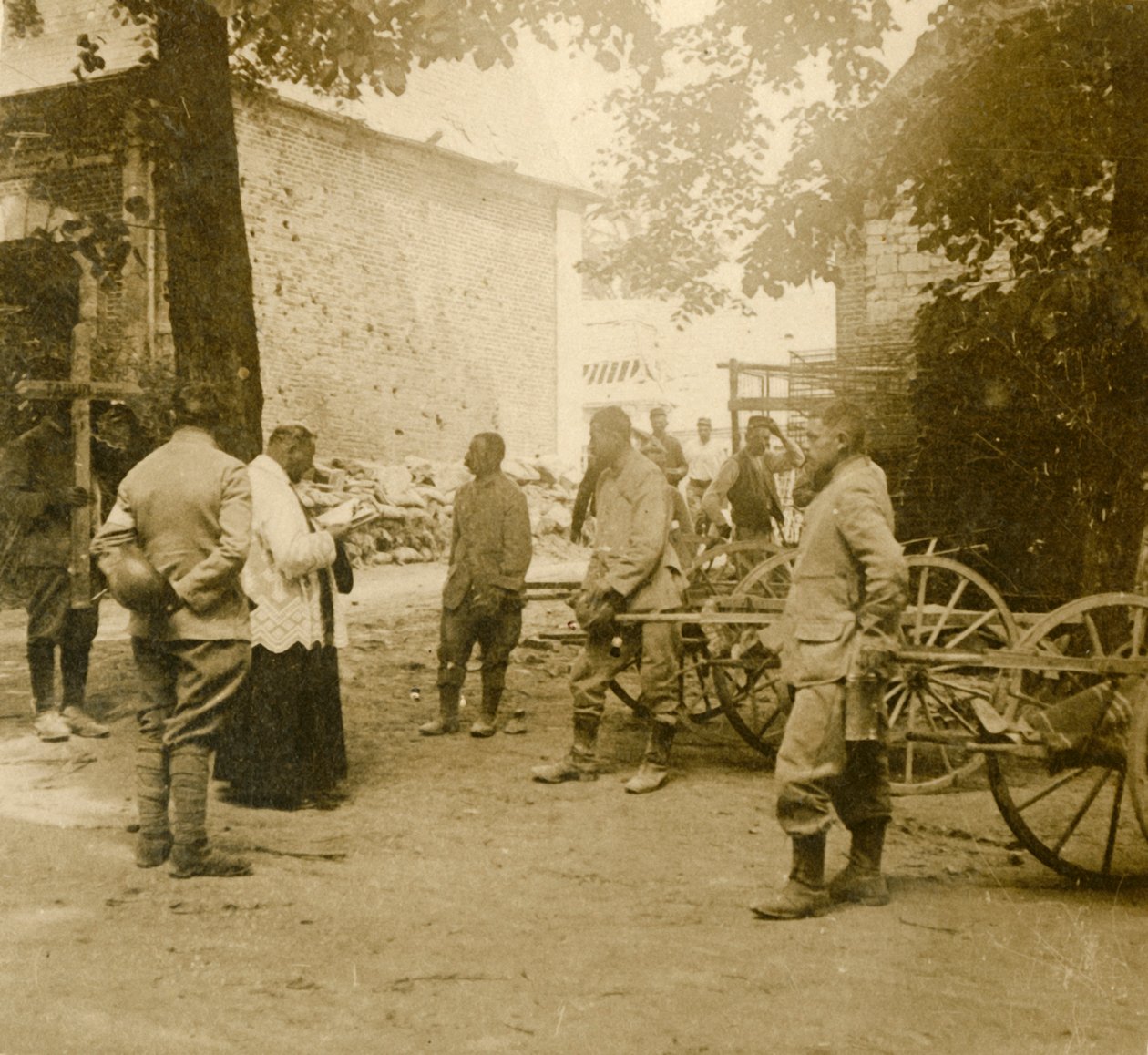الكاهن يقول القداس في الهواء الطلق ، c1914-c1918 بواسطة غير معروف