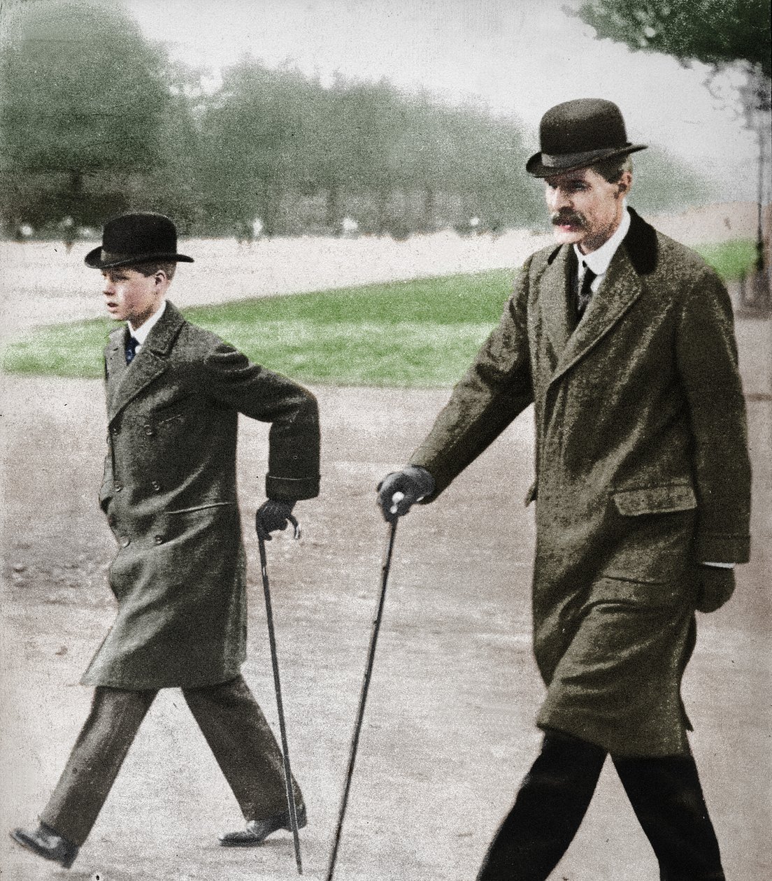 الأمير إدوارد يسير مع الأستاذ HP Hansell ، مدرسه ، في Auteuil ، فرنسا ، 1912 1936. بواسطة غير معروف