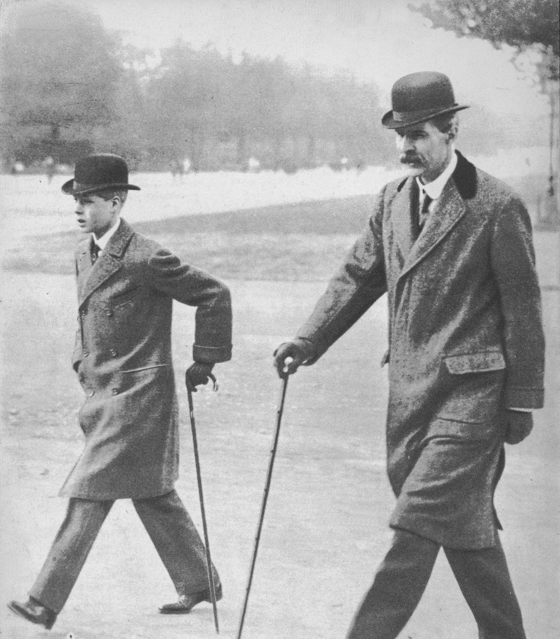 الأمير إدوارد يسير مع الأستاذ HP Hansell ، مدرسه ، في Auteuil ، فرنسا ، 1912 1936. بواسطة غير معروف