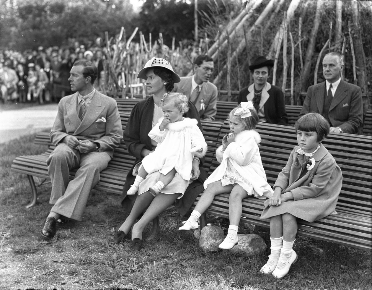 الأمير جوستاف أدولف ، الأميرة سيبيلا والأطفال ، يوم الطفل ، ستوكهولم ، السويد ، 1938. بواسطة غير معروف