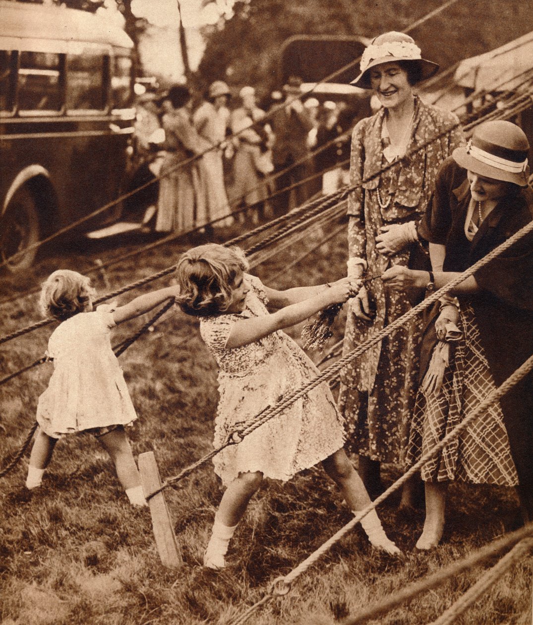 الأميرة إليزابيث والأميرة مارغريت تسحبان وزنهما ، 1930s 1935 بواسطة غير معروف