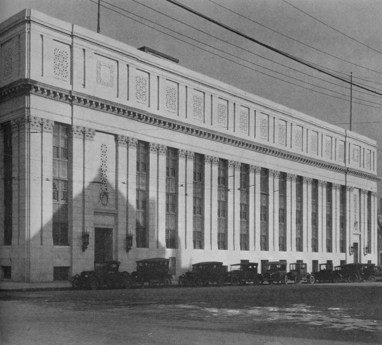 الواجهة الرئيسية للمعبد الماسوني ، برمنغهام ، ألاباما ، 1924 بواسطة غير معروف