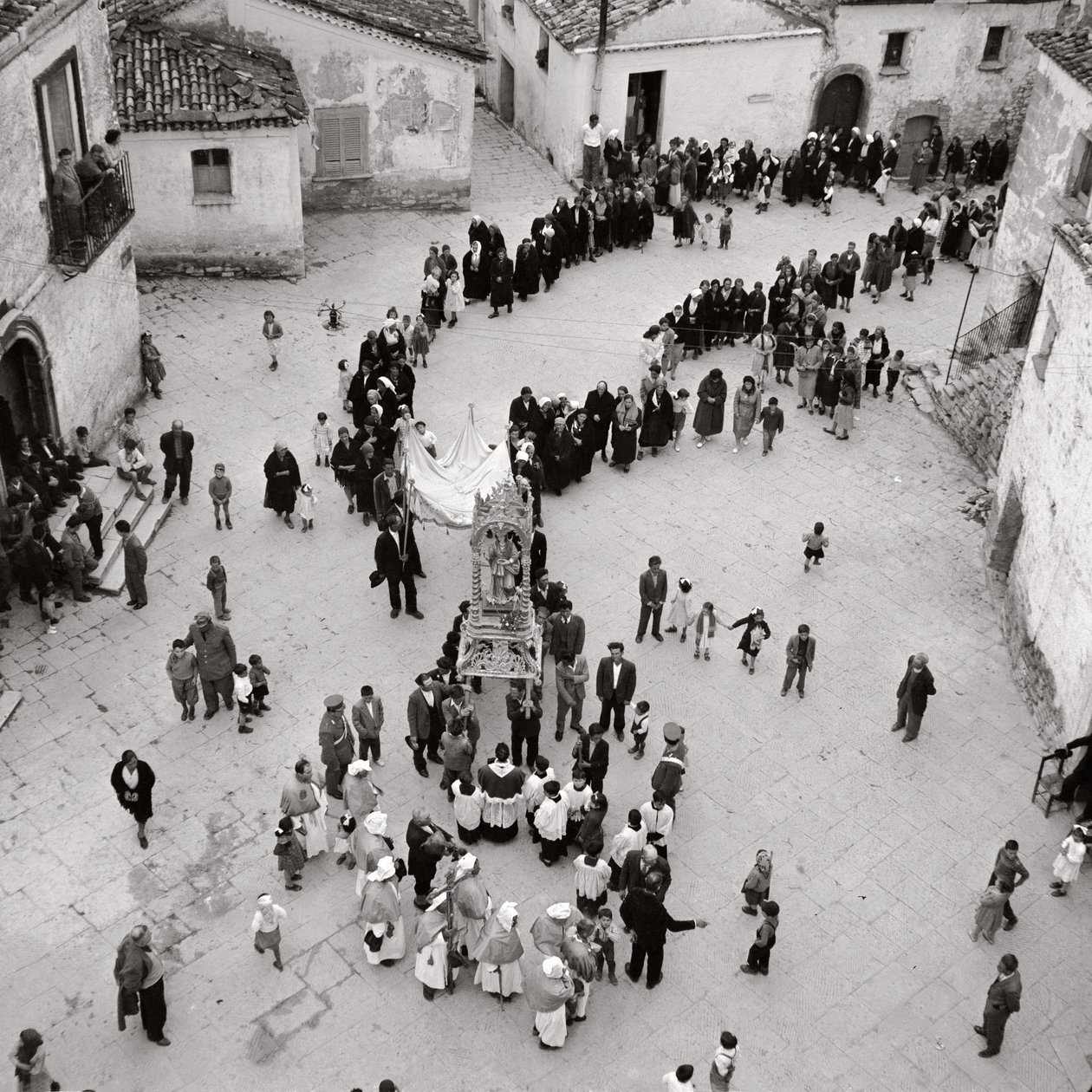 موكب فلاجيلانتس ، ألبانو دي لوكانيا ، بوتينزا ، بازيليكاتا ، إيطاليا (صورة b / w) بواسطة غير معروف