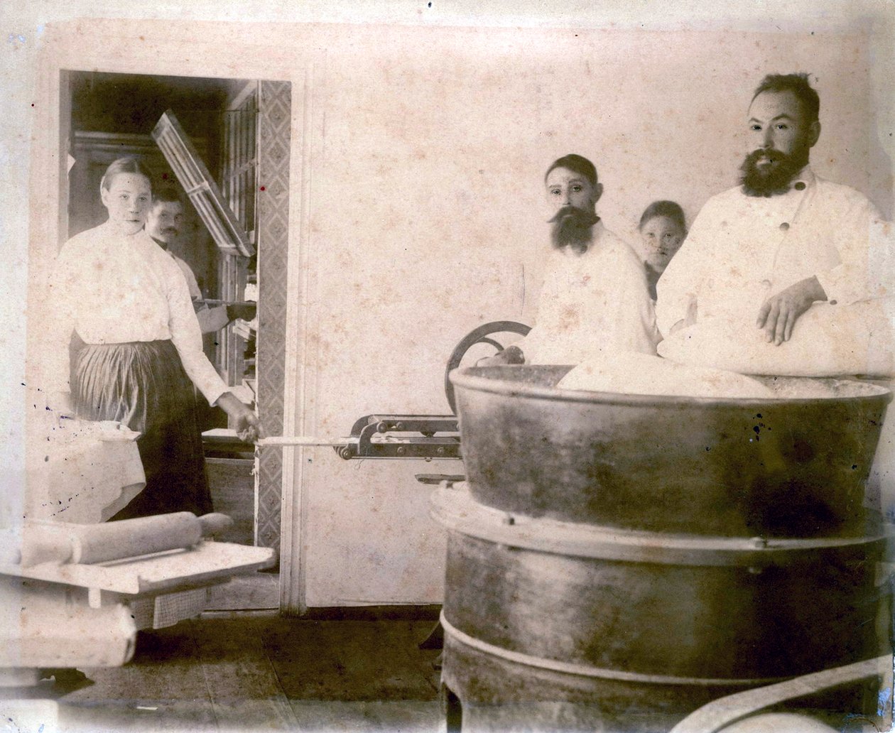 إنتاج كعكة المياه المعدنية ، Yessentuki ، روسيا ، 1900s. بواسطة غير معروف