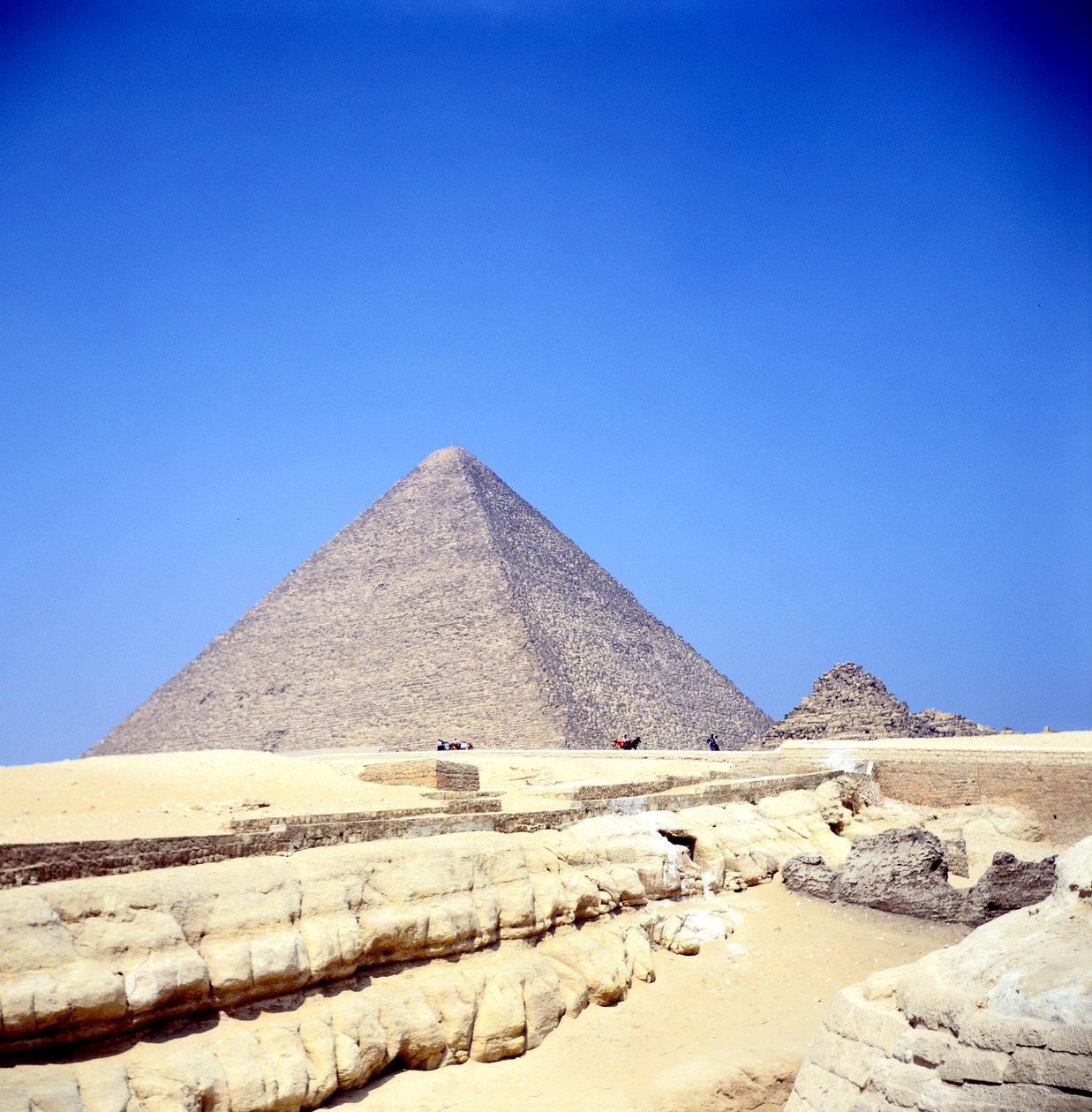هرم الجيزة ، مصر ، المملكة القديمة ، القرن السادس والعشرين قبل الميلاد بواسطة غير معروف